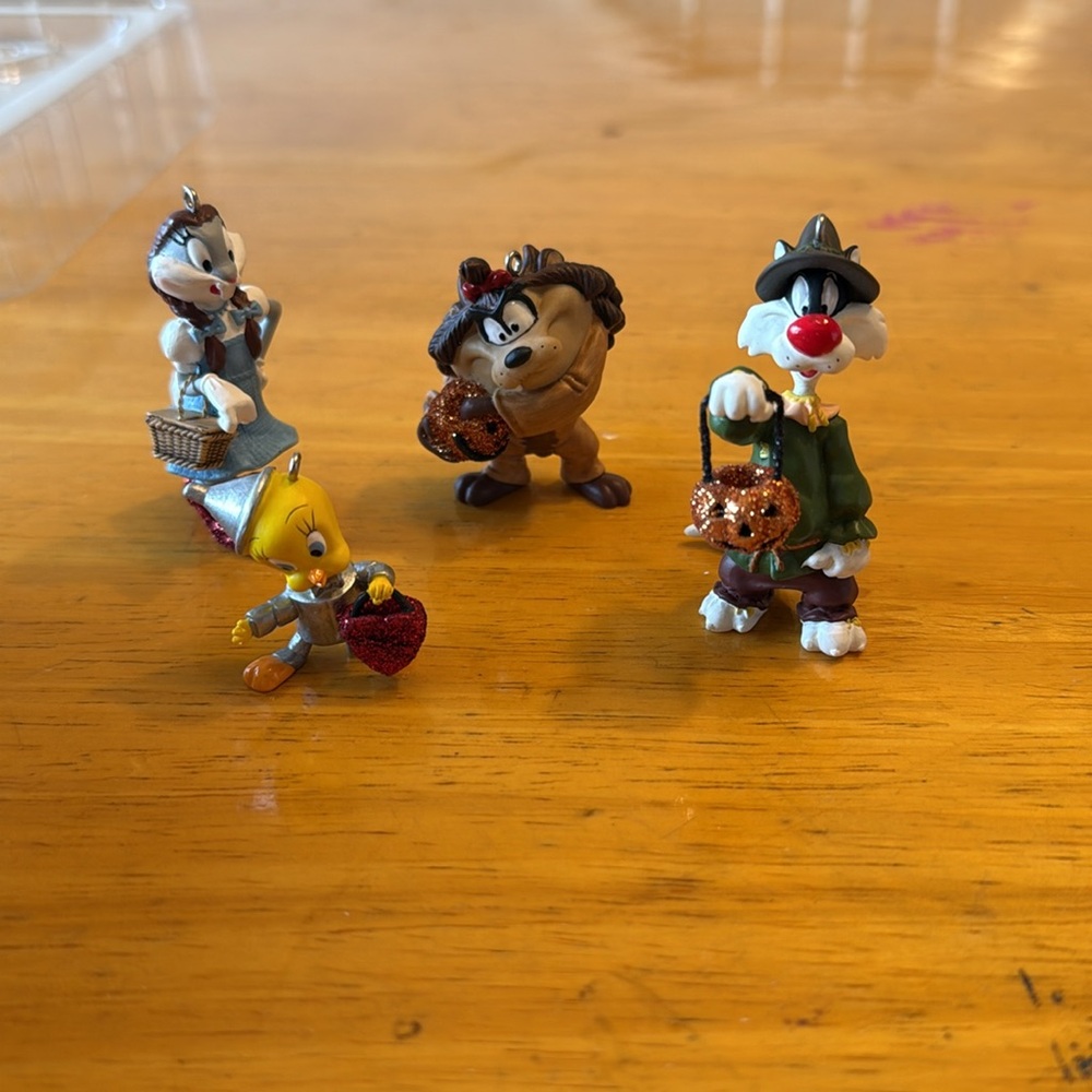 Hallmark Looney Tunes Trick-or-Treating in Oz Halloween Ornaments. New in box